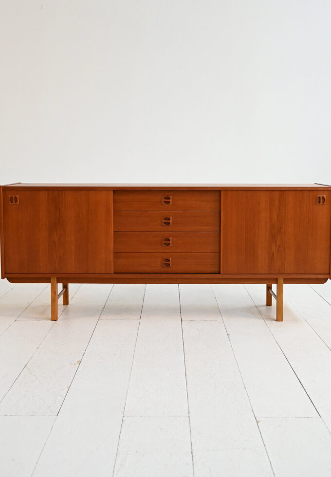 Sideboard modello “Korsör” scandinavo in teak anni ’60-a