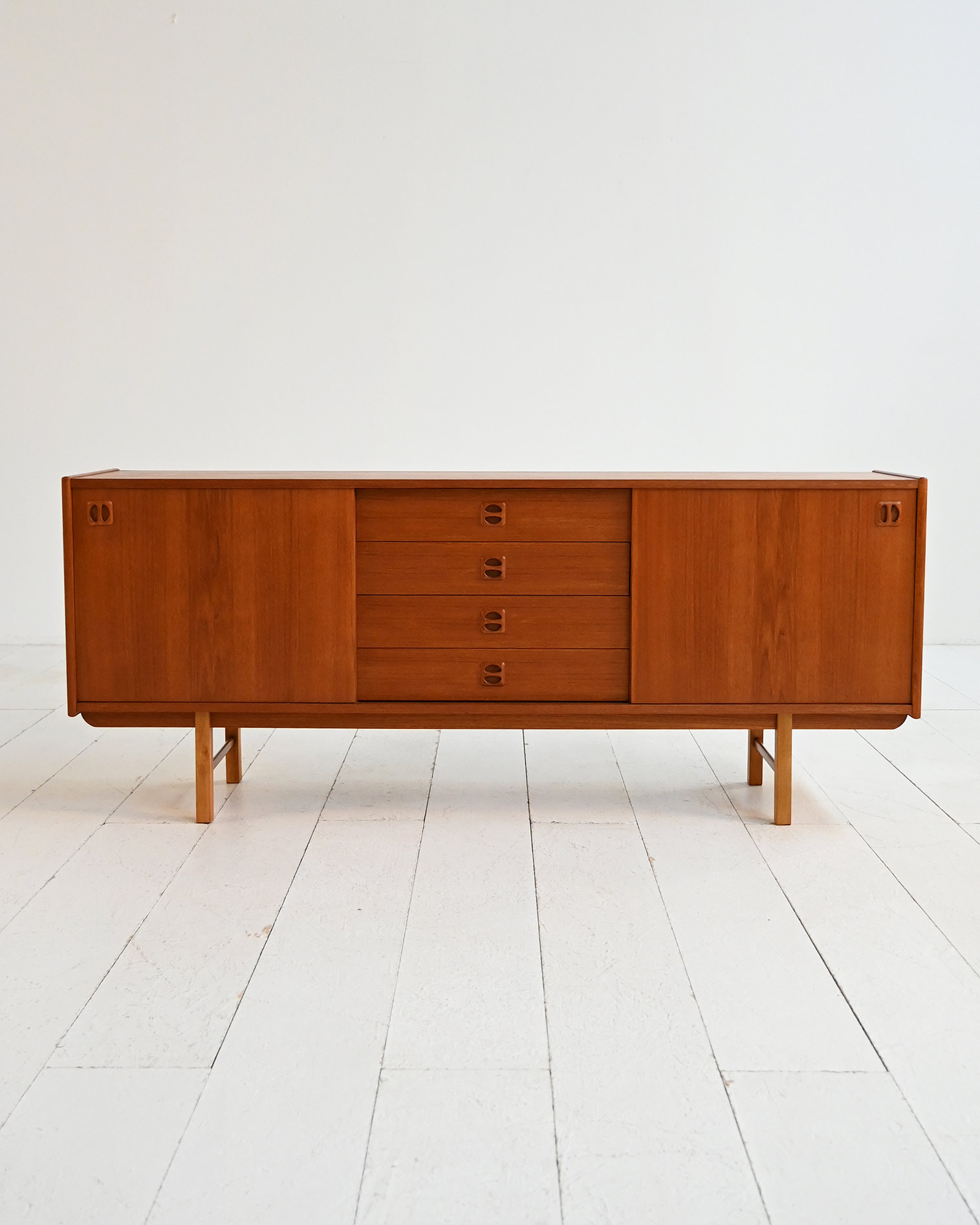 Sideboard modello “Korsör” scandinavo in teak anni ’60-a