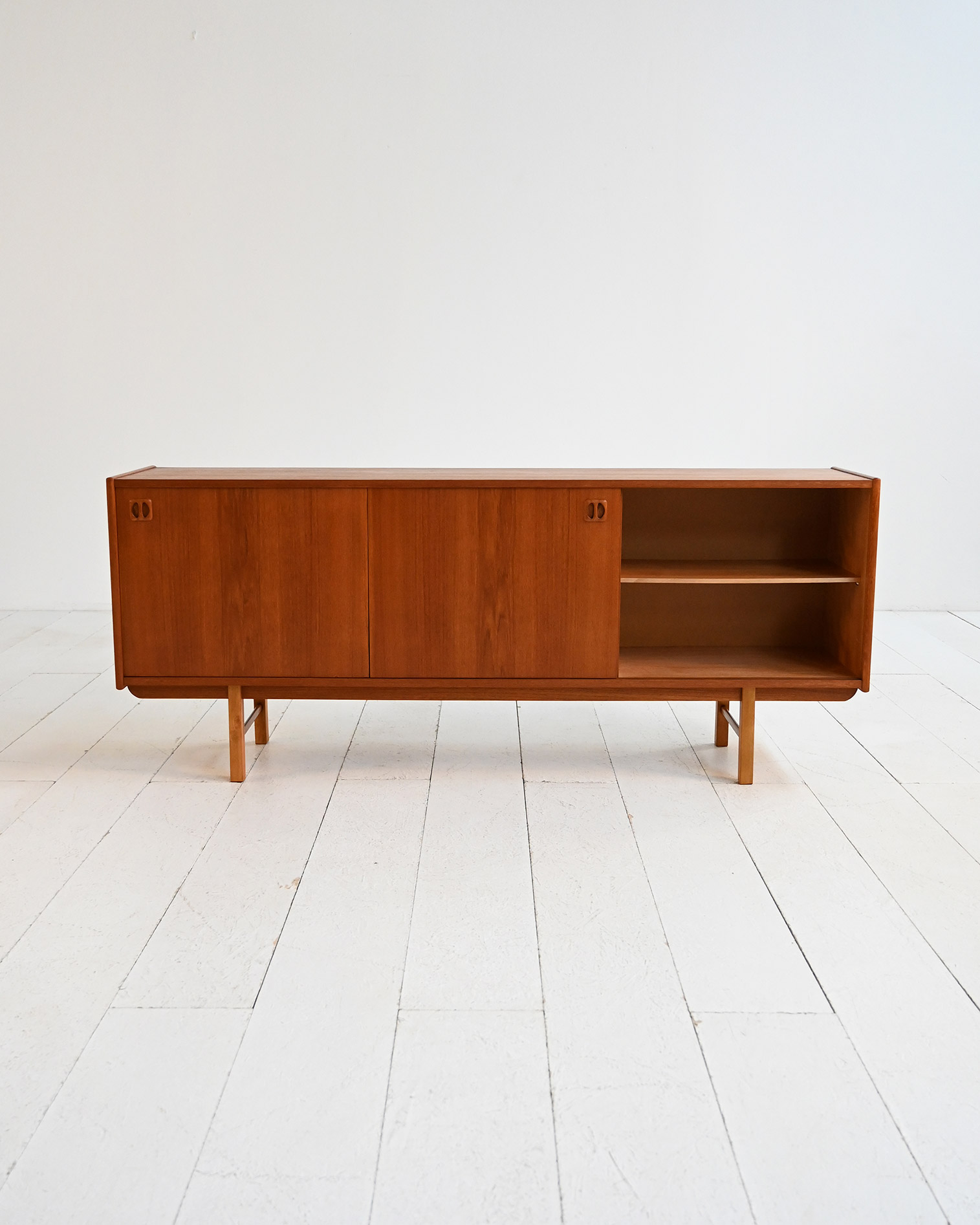 Sideboard modello “Korsör” scandinavo teak 60s-c Sideboard modello “Korsör” scandinavo in teak anni ’60-c