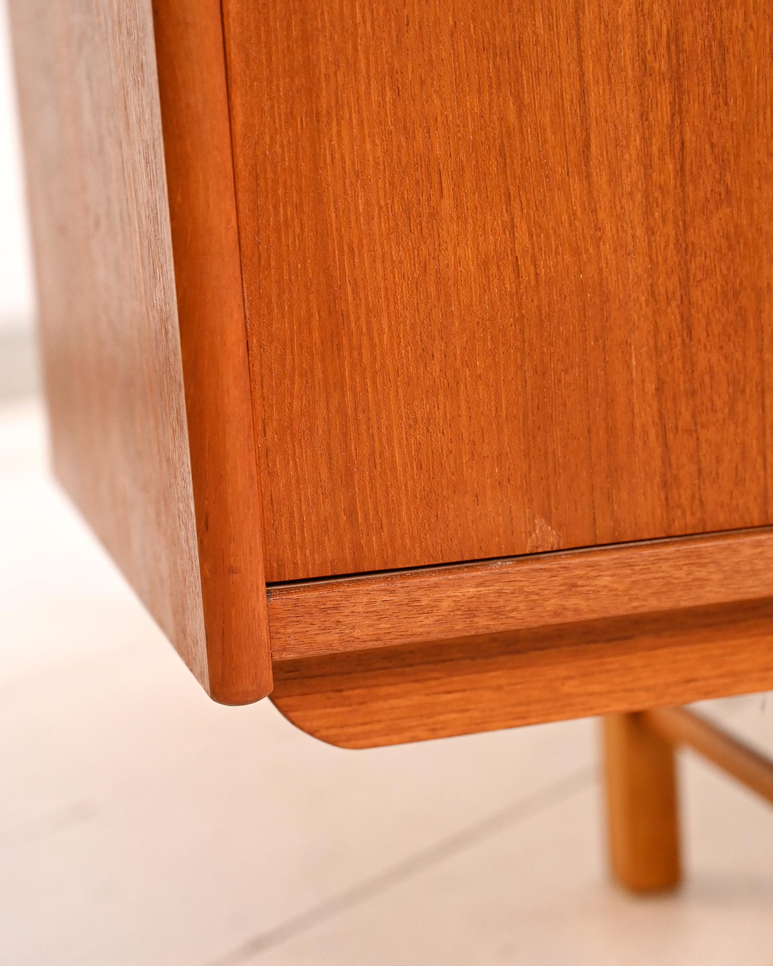 Sideboard modello “Korsör” scandinavo teak 60s-l Sideboard modello “Korsör” scandinavo in teak anni ’60-l