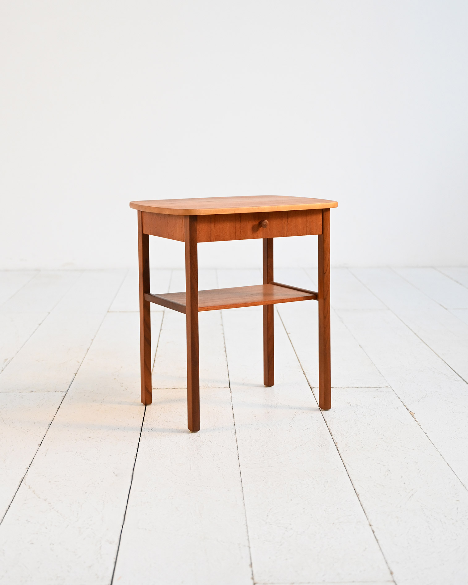 Comodino scandinavo teak linee classiche 60s-c Comodino scandinavo in teak dalle linee classiche, anni ’60-c