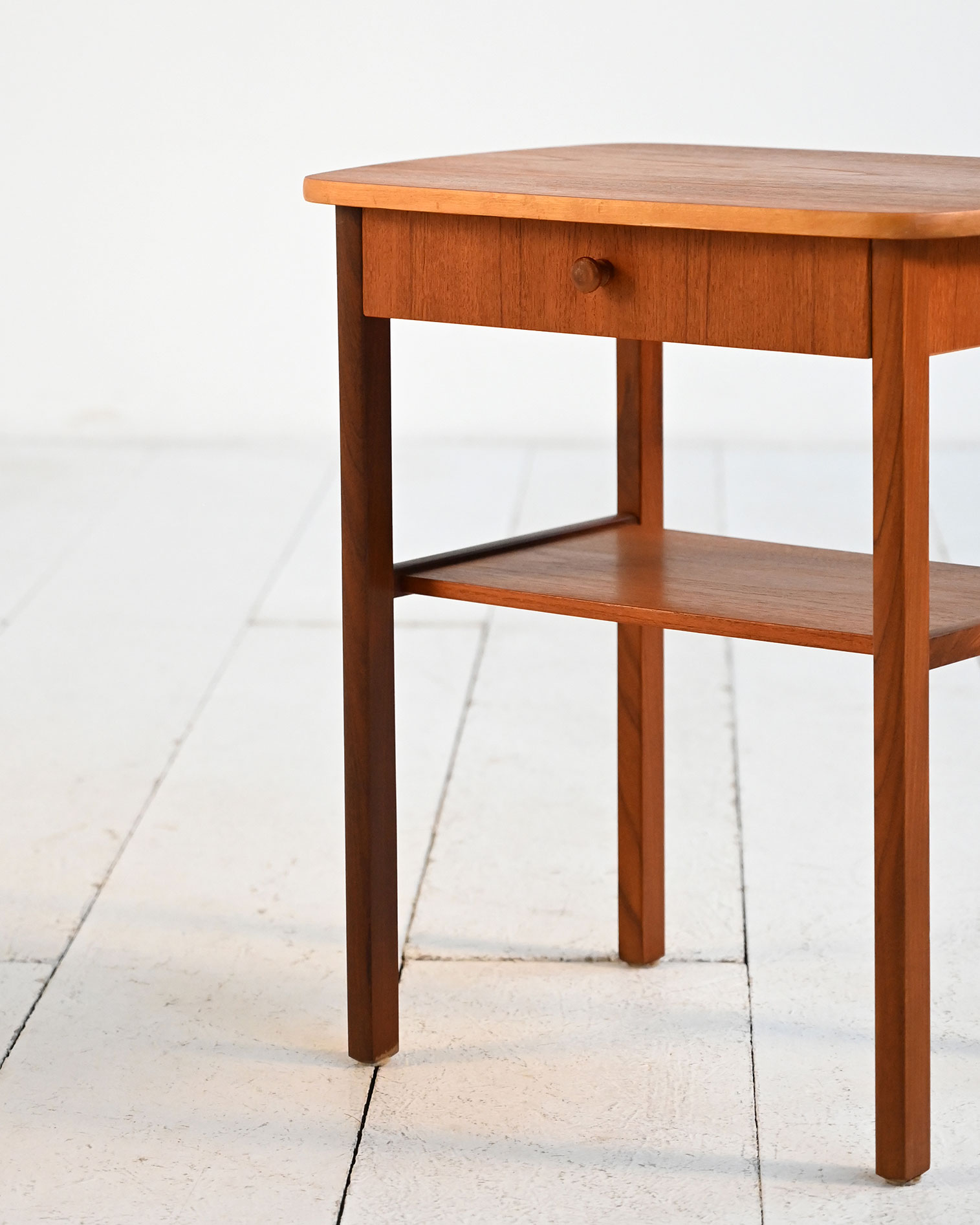 Comodino scandinavo teak linee classiche 60s-d Comodino scandinavo in teak dalle linee classiche, anni ’60-d