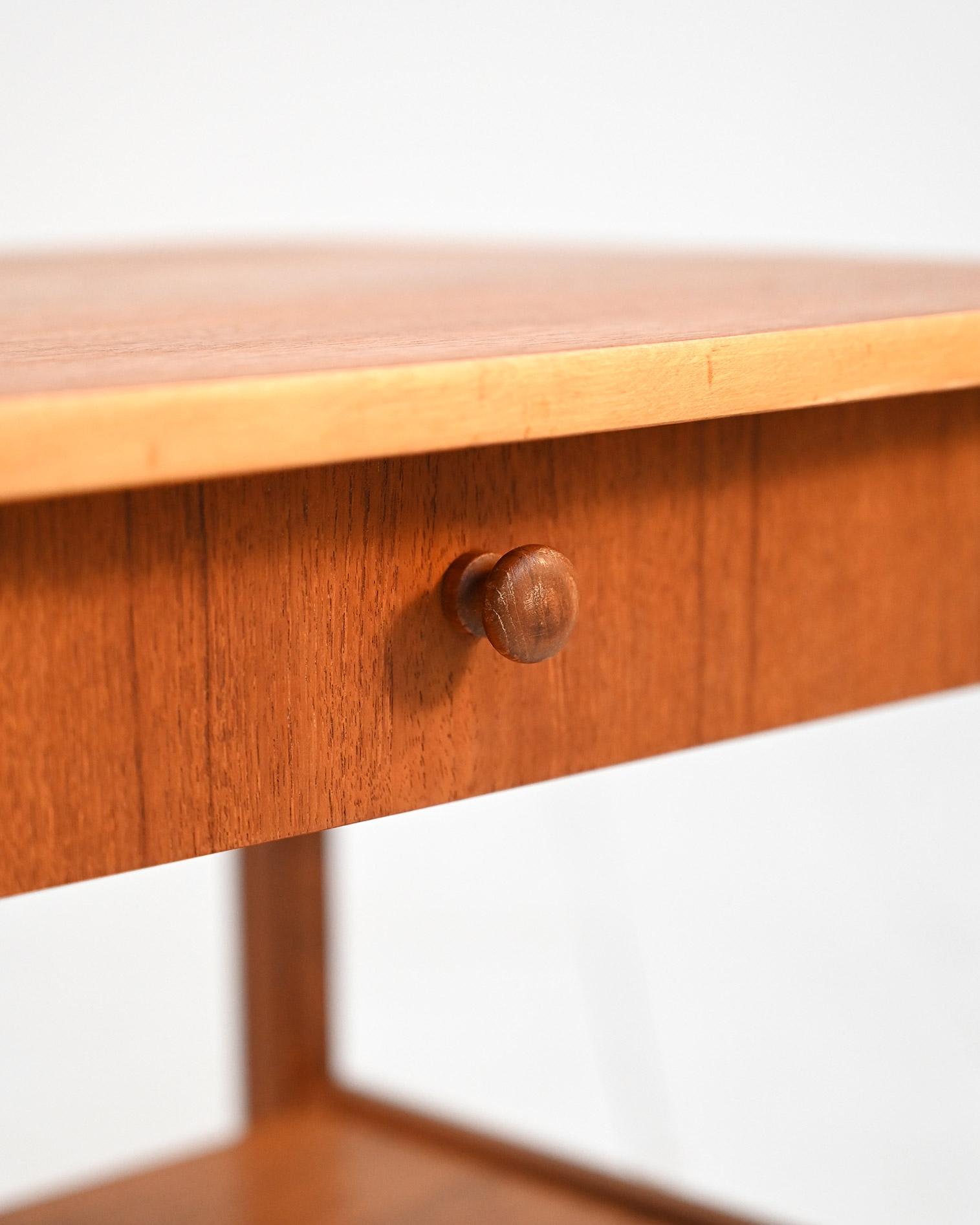 Comodino scandinavo teak linee classiche 60s-e Comodino scandinavo in teak dalle linee classiche, anni ’60-e