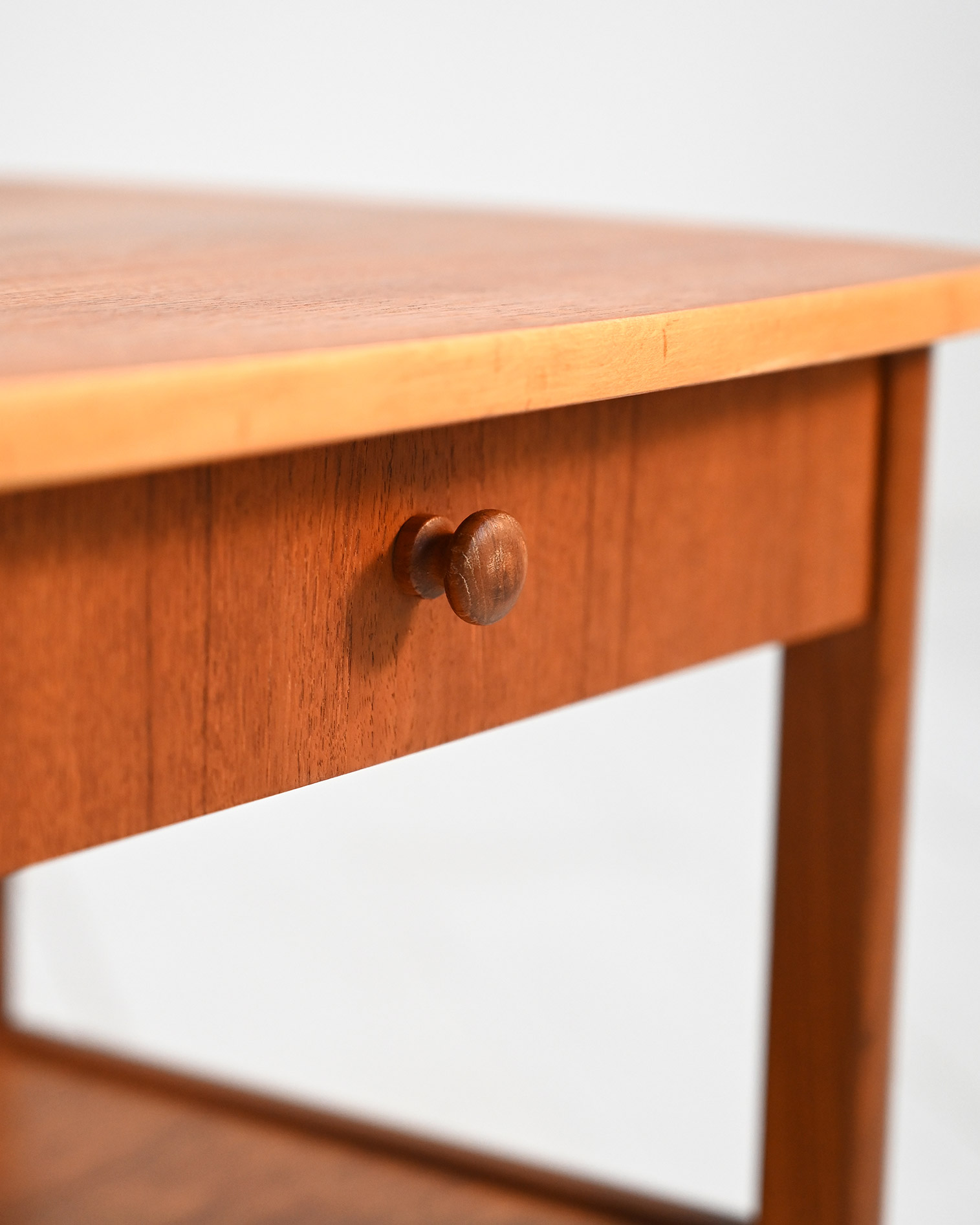 Comodino scandinavo teak linee classiche 60s-f Comodino scandinavo in teak dalle linee classiche, anni ’60-f
