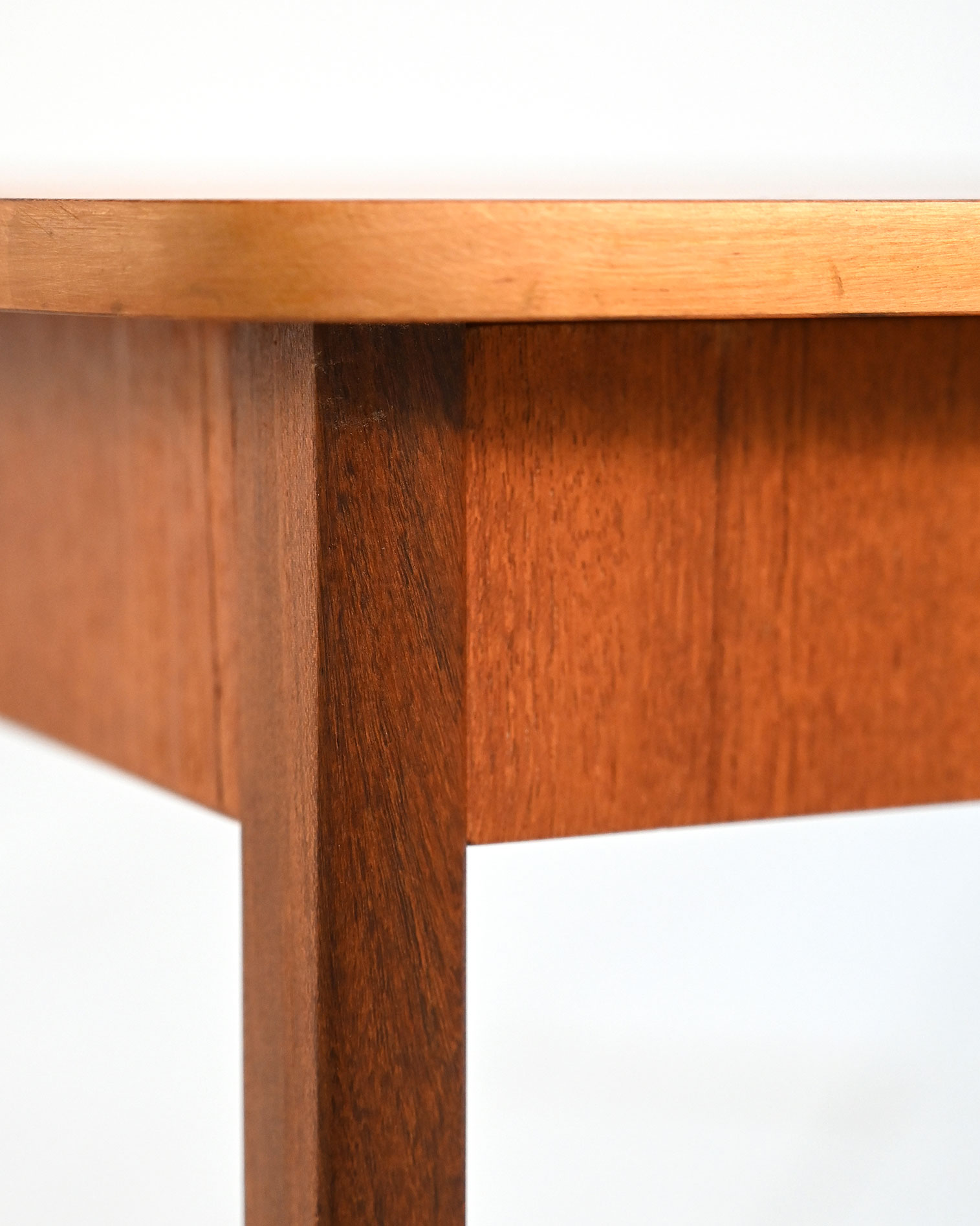Comodino scandinavo teak linee classiche 60s-g Comodino scandinavo in teak dalle linee classiche, anni ’60-g