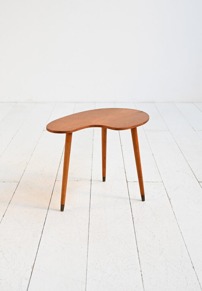 Tavolino con top dalla forma organica in teak e ottone, anni ’50-’60-a_