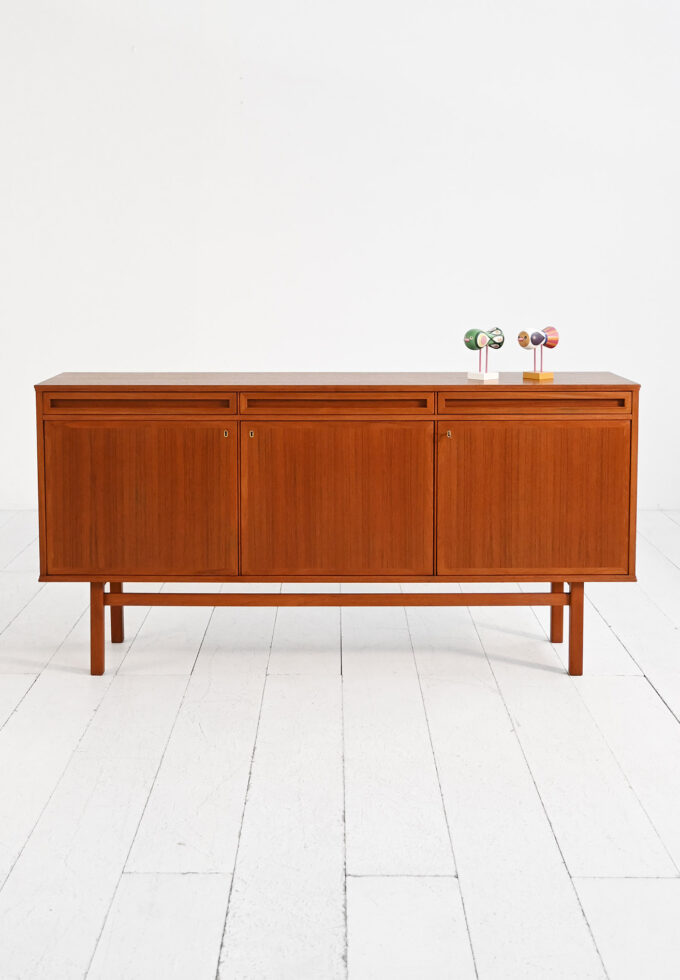 Sideboard scandinavo in teak con cassetti scultorei-a