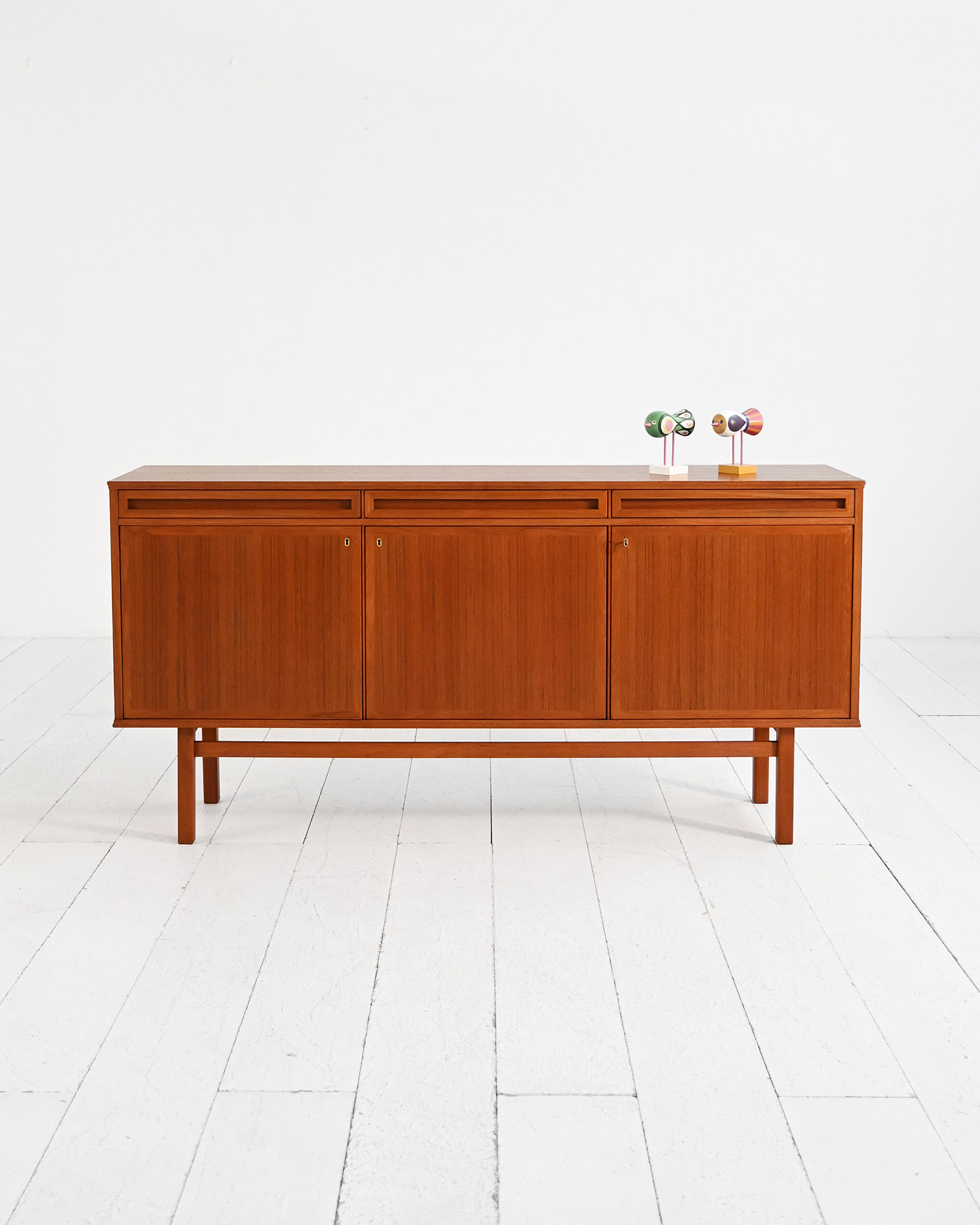 Sideboard scandinavo in teak con cassetti scultorei-a