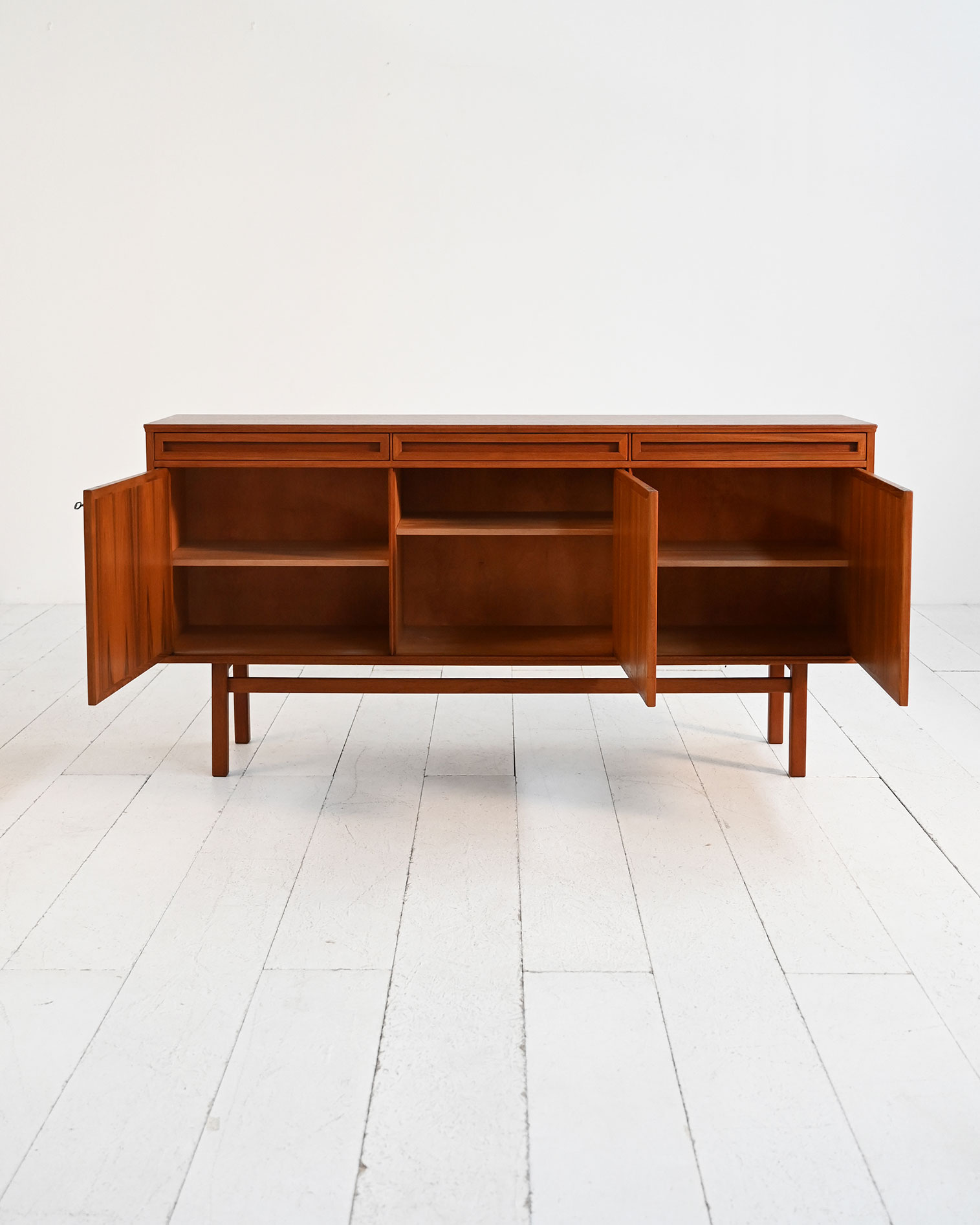 Sideboard scandinavo teak cassetti scultorei-c Sideboard scandinavo in teak con cassetti scultorei-c