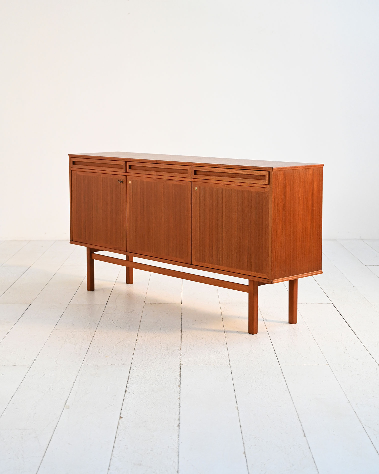 Sideboard scandinavo teak cassetti scultorei-d Sideboard scandinavo in teak con cassetti scultorei-d