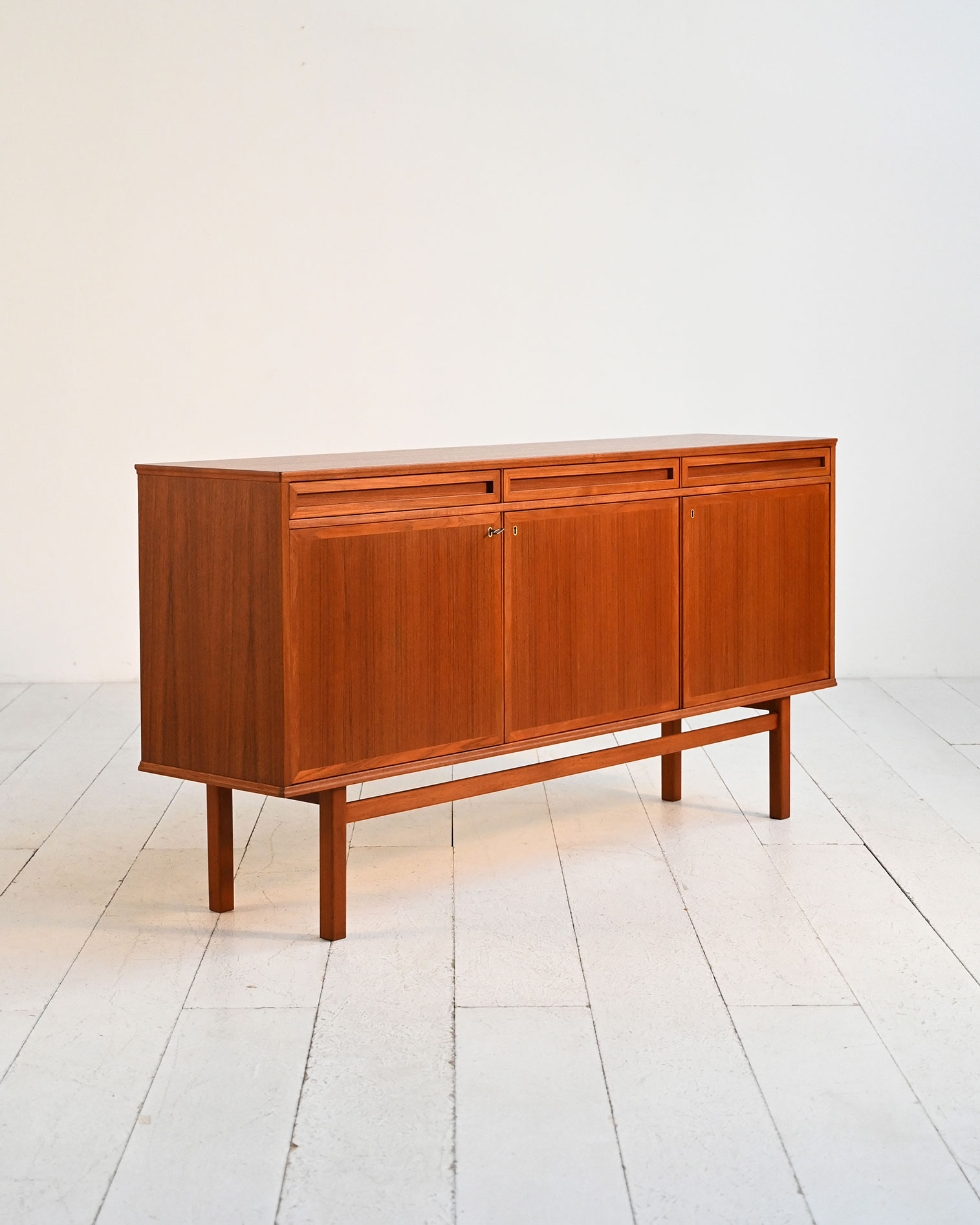 Sideboard scandinavo teak cassetti scultorei-f Sideboard scandinavo in teak con cassetti scultorei-f