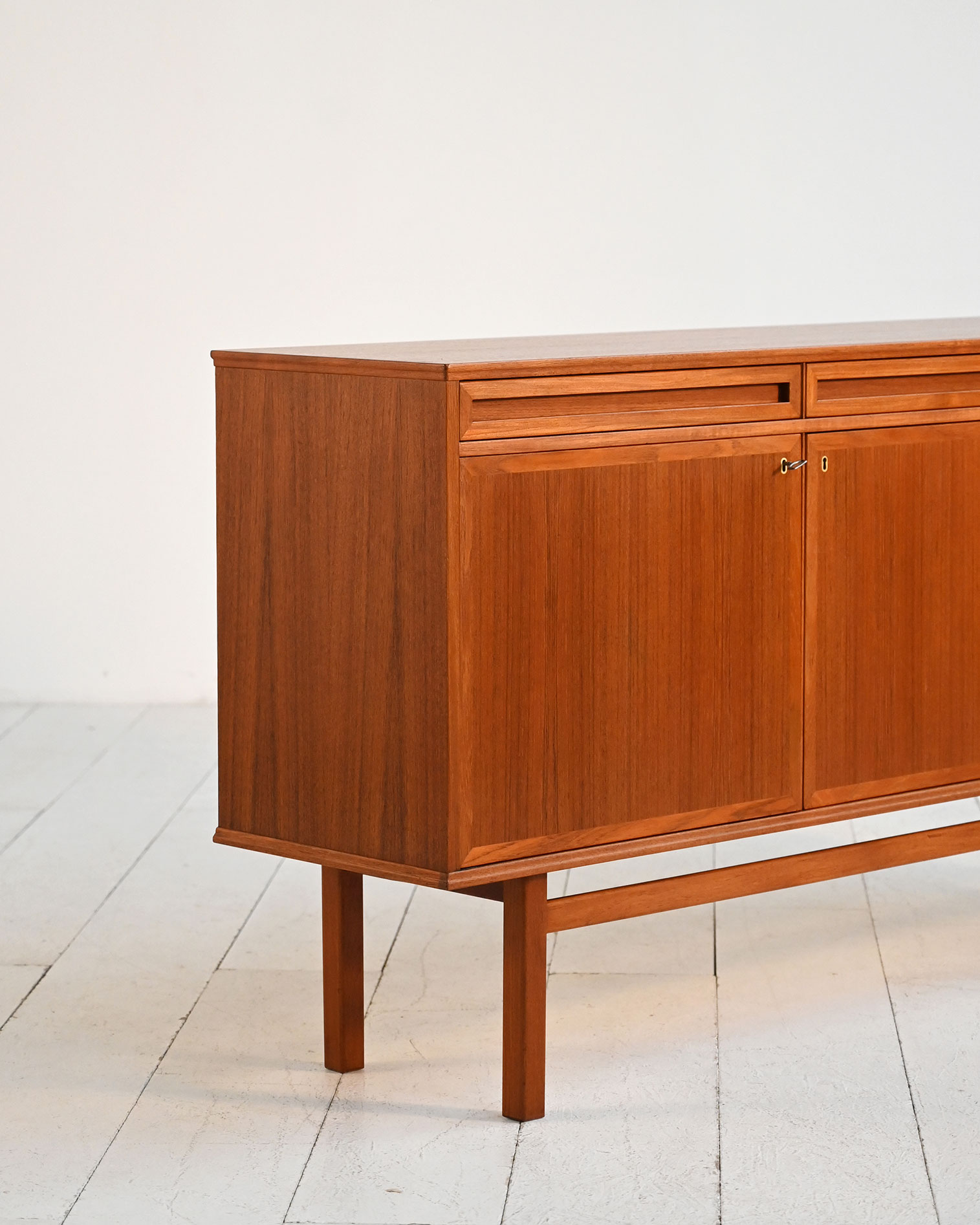 Sideboard scandinavo teak cassetti scultorei-g Sideboard scandinavo in teak con cassetti scultorei-g