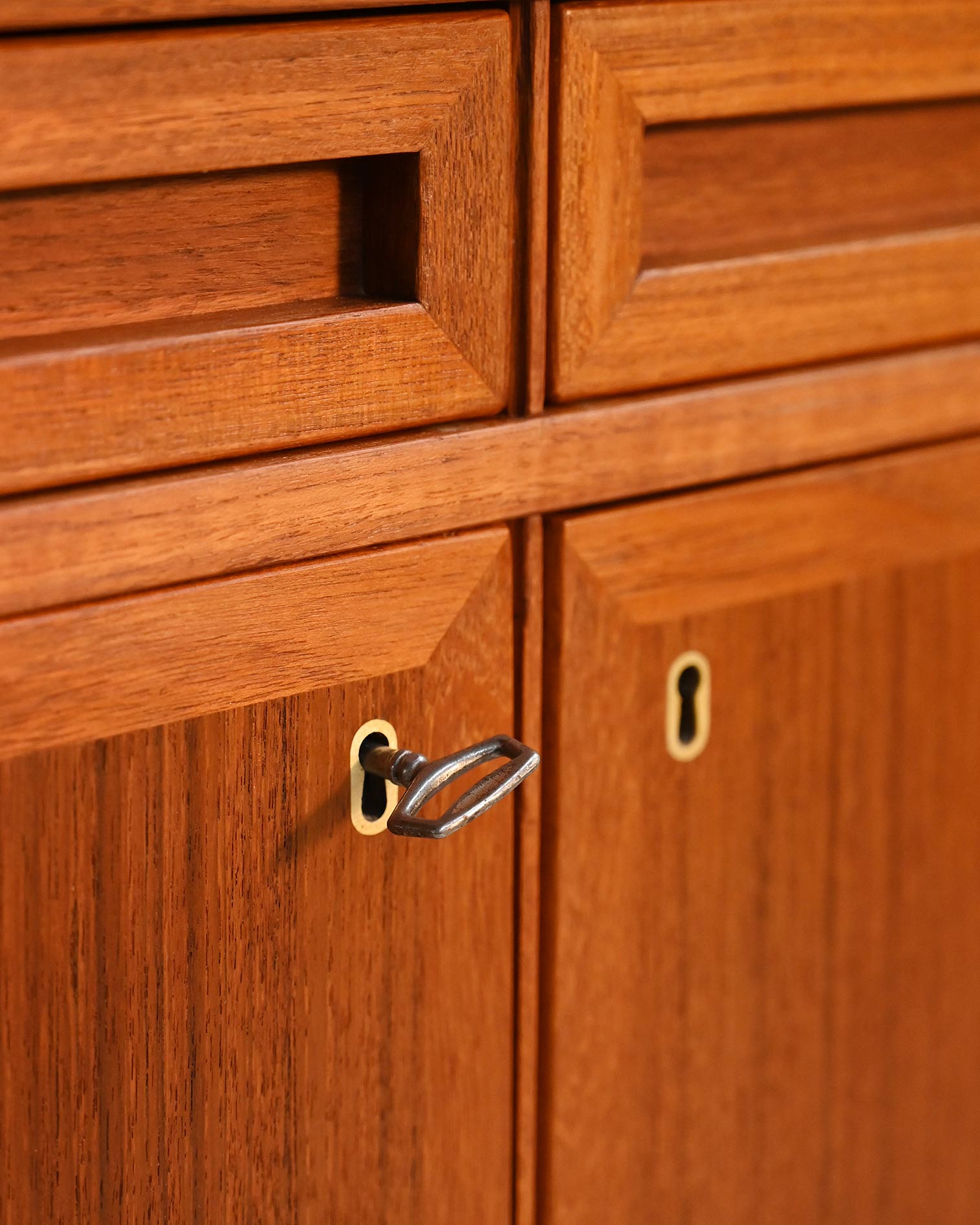 Sideboard scandinavo teak cassetti scultorei-h Sideboard scandinavo in teak con cassetti scultorei-h
