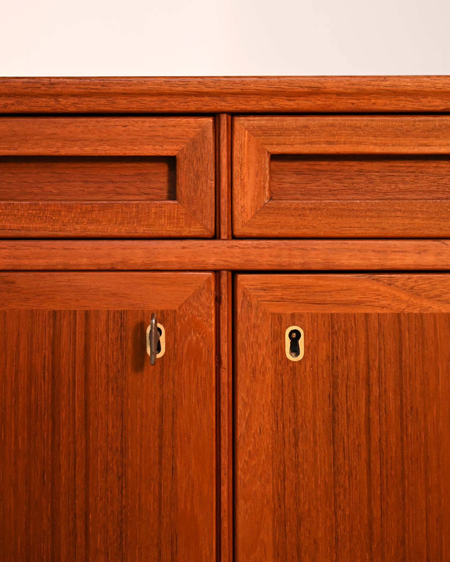 Sideboard scandinavo teak cassetti scultorei-l Sideboard scandinavo in teak con cassetti scultorei-l