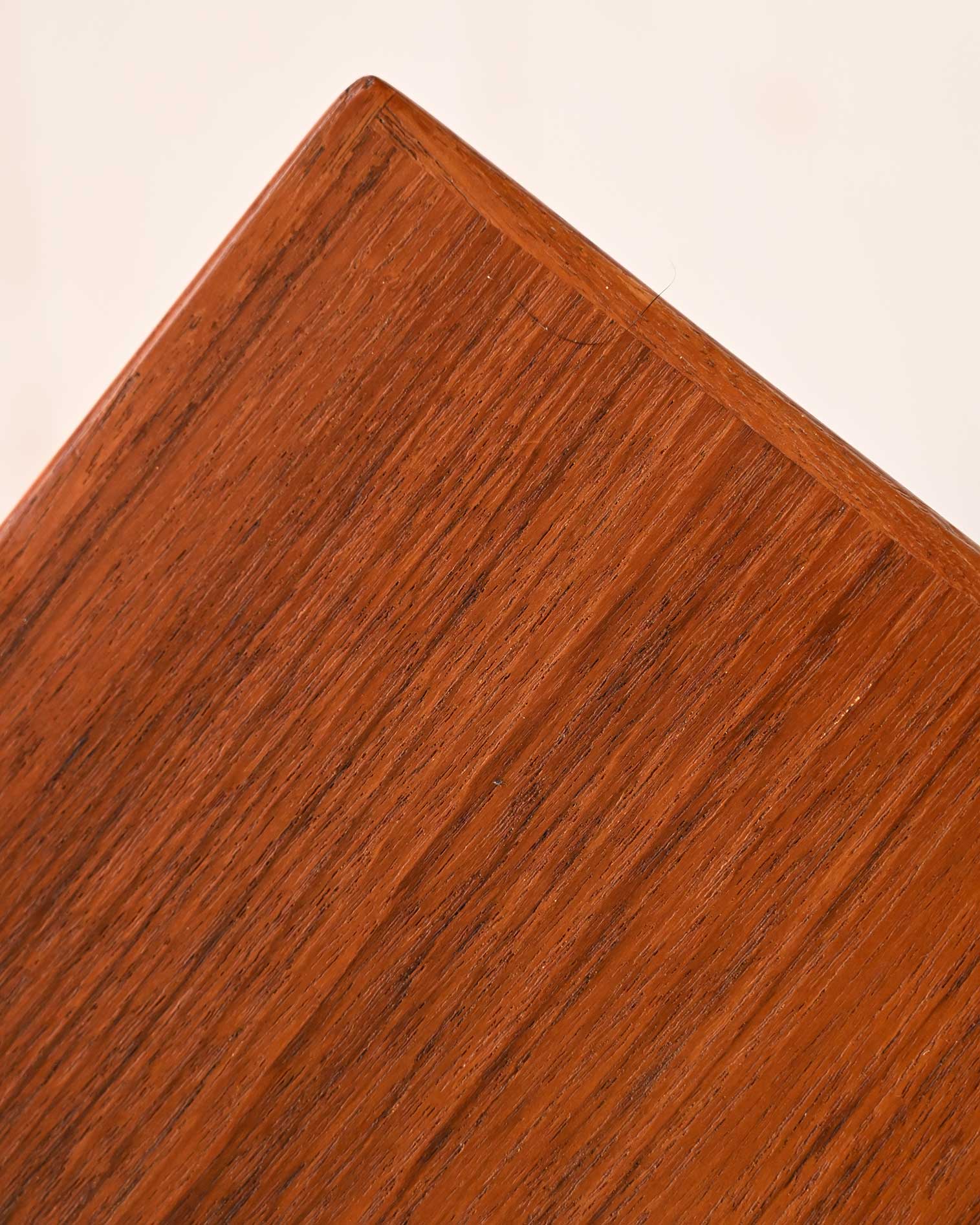 Sideboard scandinavo teak cassetti scultorei-m Sideboard scandinavo in teak con cassetti scultorei-m